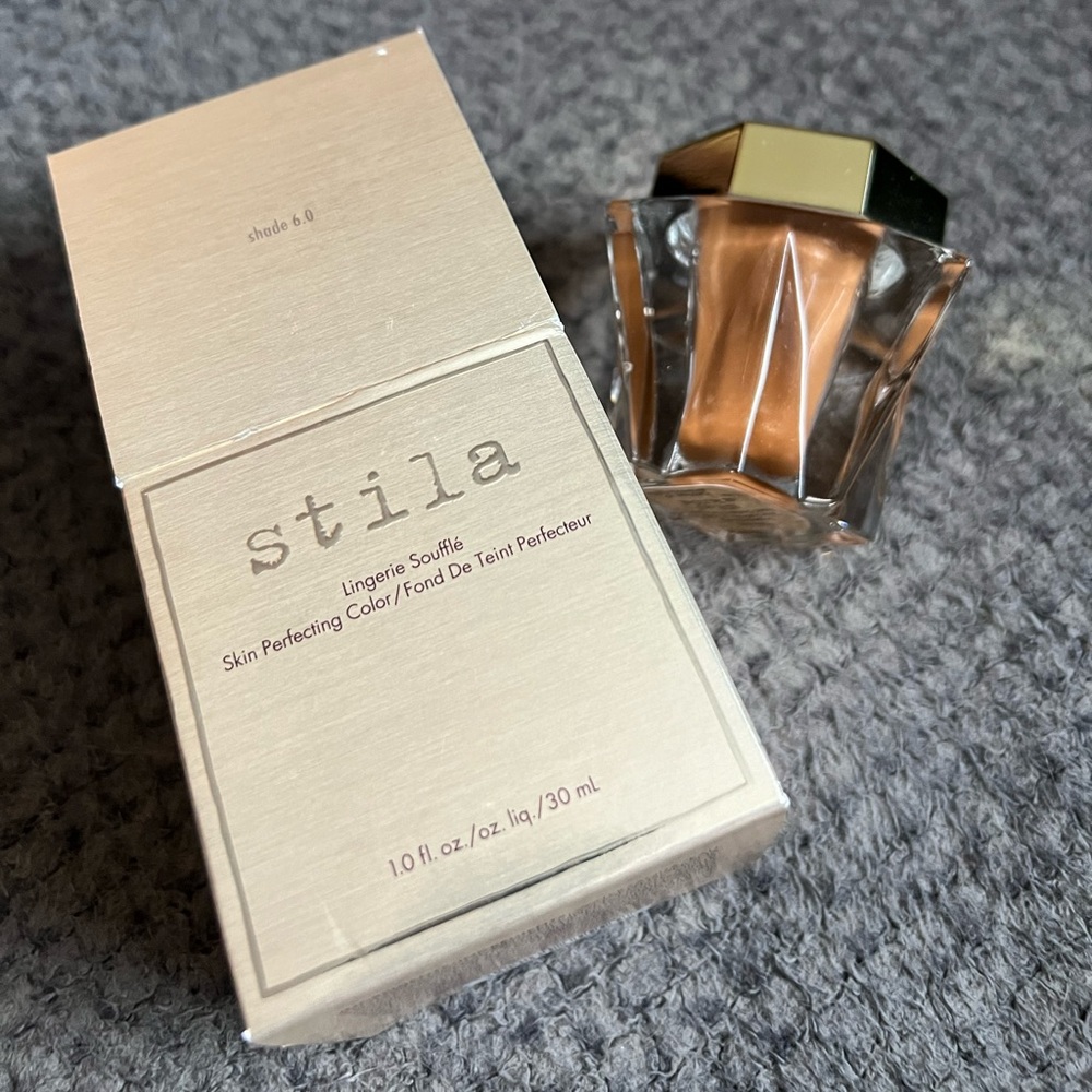 STILA Lingerie Soufflé Skin Perfecting Color foundation